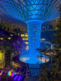 【シンガポール】空港で有名な滝は夜のショーが見頃