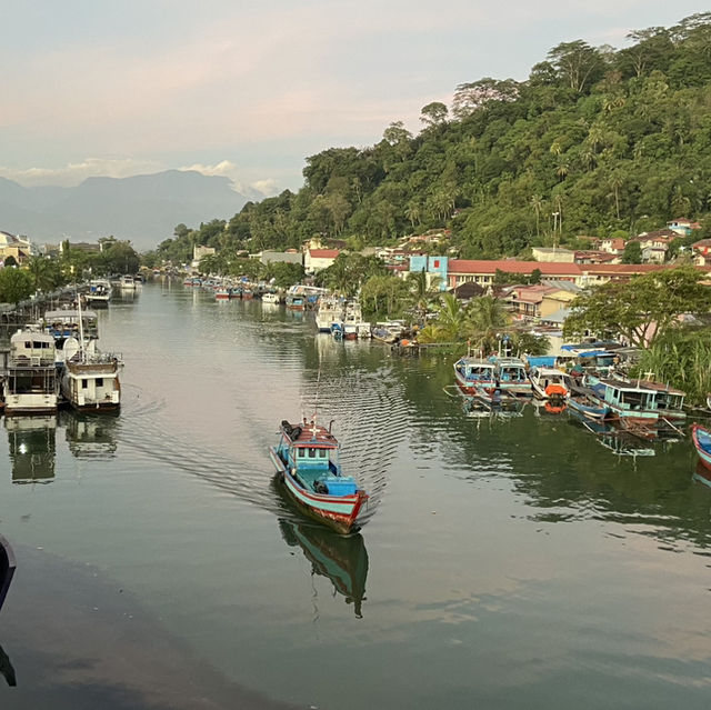 Springtime Serenade: Watching the Sunset at Siti Nurbaya Bridge