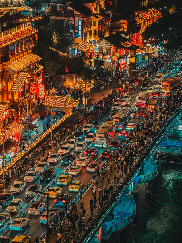 From Quiet Corners to a Neon Wonderland – The Two Faces of Hongya Cave
