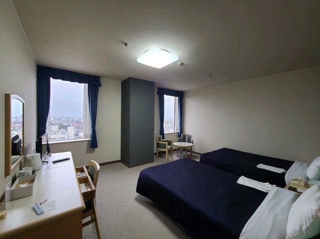 센다이 선 플라자(Sendai Sunplaza) 디럭스트윈룸 야구장과 벚꽃이 보이는 호텔