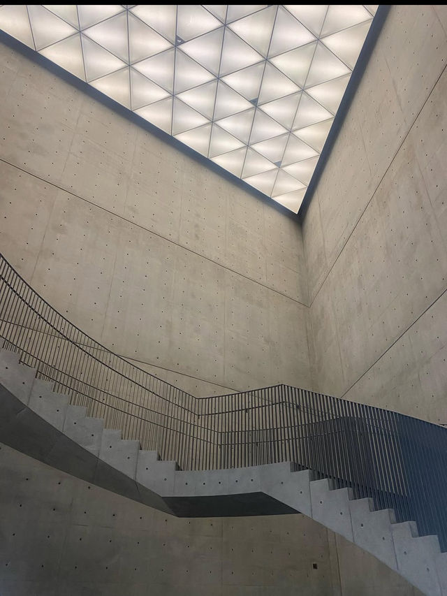 🎯【秋田・秋田県立美術館】藤田嗣治の大壁画に出会える、水辺のモダンアート空間 