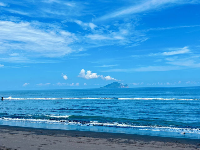 🌈你知道嗎？矗立於稻田中礁溪這座「天空島上的彩虹小木屋」美到像走進童話🌾🏡
