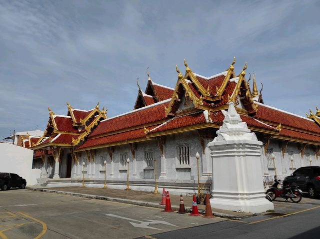 วัดตรีทศเทพวรวิหาร วัดสงบกลางเมือง