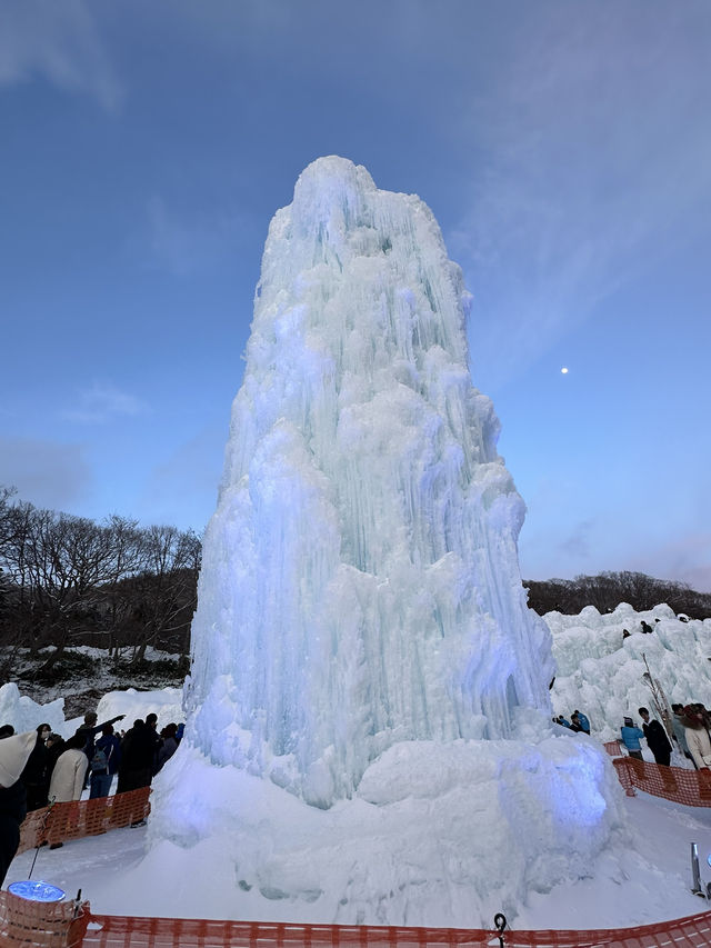 夢幻藍光冰之城！北海道「支笏湖冰濤祭」讓你秒進冰雪童話世界❄️✨