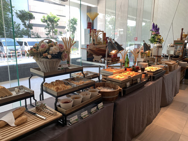 🍽️ A Solid Start to the Day at Streats Cafe, ibis Ratchada