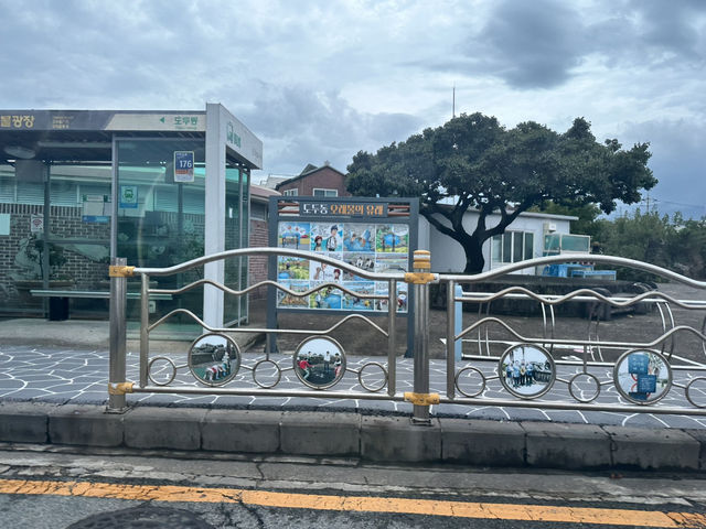 📸少女心爆棚的海岸公路！《彩虹海岸路+紅白馬燈塔》夢幻打卡組合，美到每一步都不想走快！🌈🐎🌊 