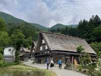 【夏日合掌村散策】在綠意與山風中，一人一支霜淇淋的悠閒午後🍦🌿