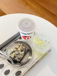 Trust Cafe and Studio: คาเฟ่มินิมอล ขนมอร่อย