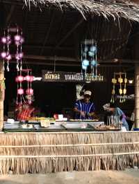 ชวนไปใส่บาตรพระล่องแพไม้ไผ่ เดินชิวหาของกินที่ตลาด