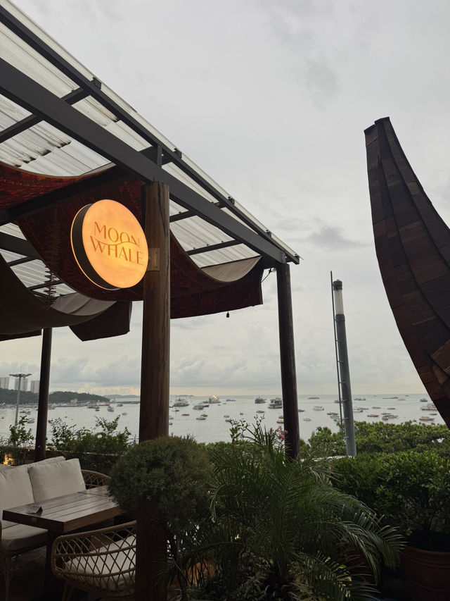 🌙 Moon Whale Pattaya – คาเฟ่สวยหรูริมทะเล