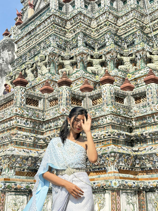 พระปรางค์ใหญ่ล้อมกรอบแสงเย็น – ลานกว้างหน้าวัด