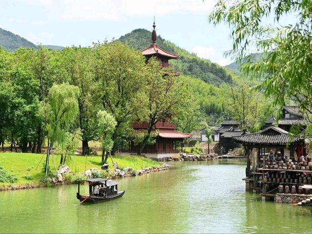 “Yixing Lake: The Serene Mirror of Taihu’s Edge”