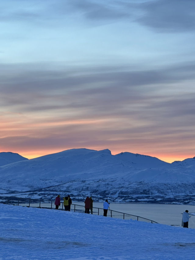 🌌 北緯69度的午夜藍｜Tromsø 夜景觀景台推薦