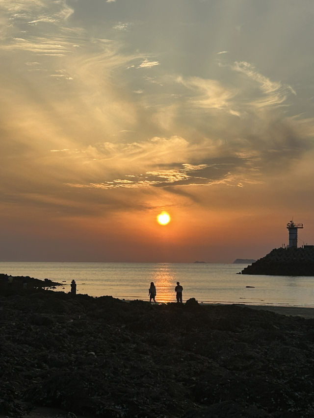 할미·할아비바위 너머 붉은 노을에 물든, 꽃지해수욕장에서의 감성 산책 🌅✨ 