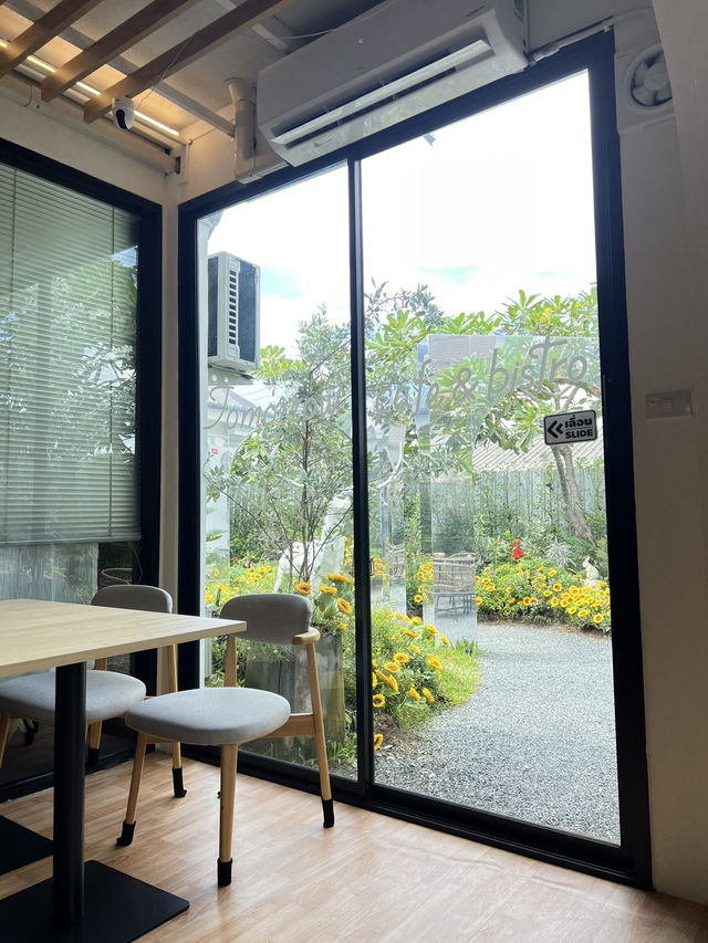 คาเฟ่และร้านอาหาร ☕ Tomorrow Cafe & Bistro Lampang
