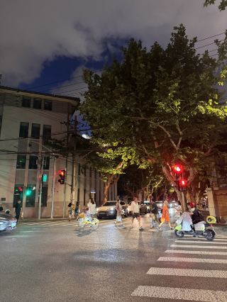 晴天散步現代建築群好chill  