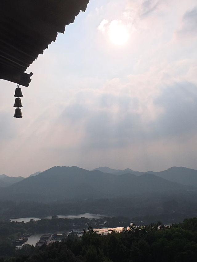 Leifeng Pagoda – หอคอยแห่งตำนานริมทะเลสาบซีหู Leifeng Pagoda – หอคอยแห่งตำนานริมทะเลสาบซีหู