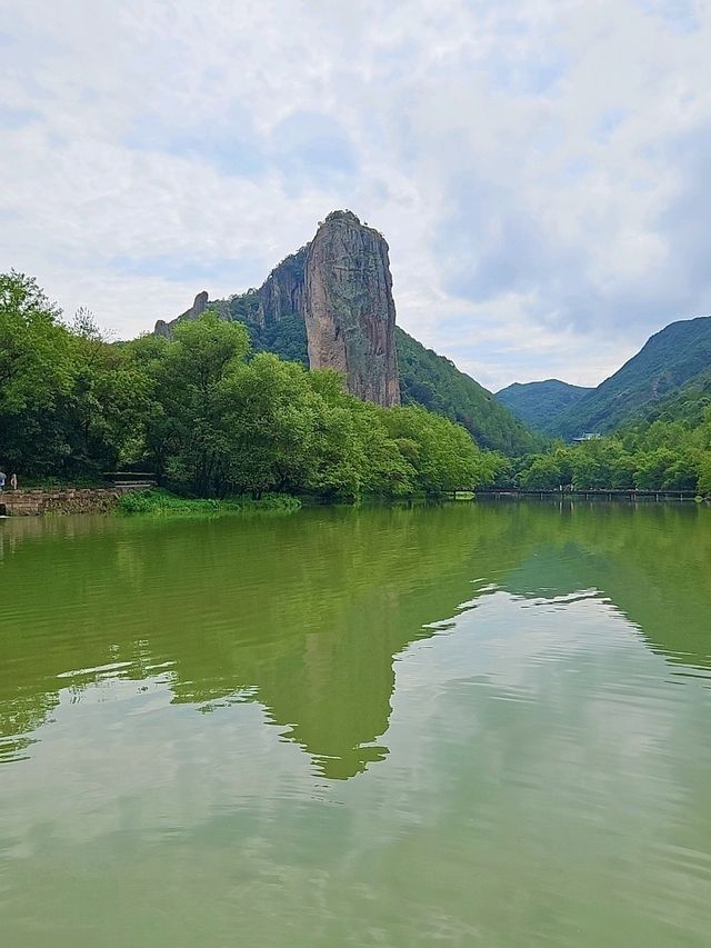 縉云仙都裡高聳云端的鼎湖峰