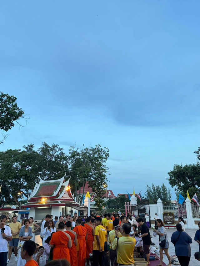 ตักบาตรรับอรุณ ณ วัดพระใหญ่ เมืองสองแคว 🙏