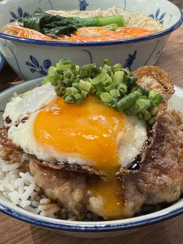 《兩草必食香煎脆邊蛋肉餅飯》