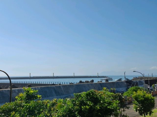 宜蘭的龜山島是太平洋上一顆天然的綠寶石，以其獨特的龜形輪廓而聞名