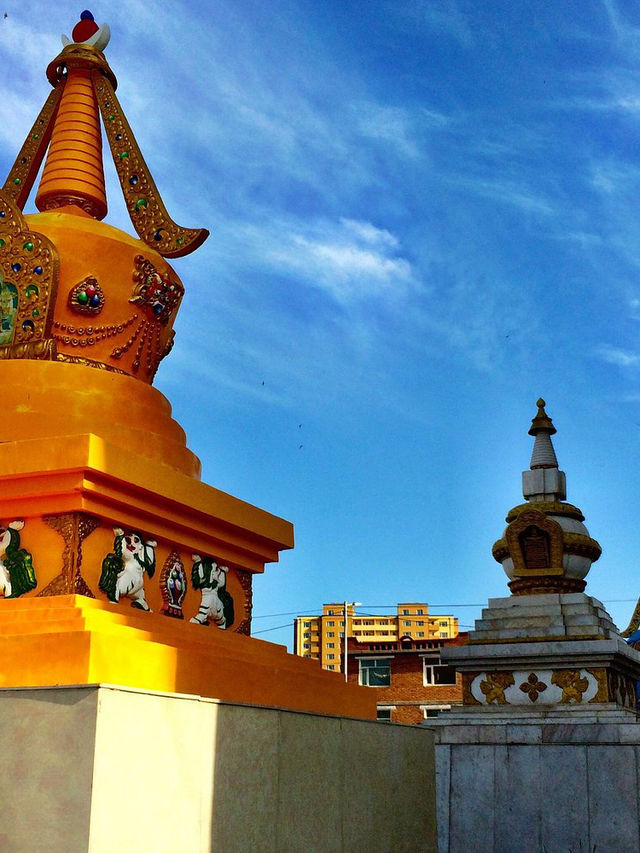 Migjid Janraisig Sum - Big Copper Statue