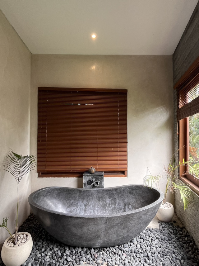 Alankara Villa Ubud itu tempat yang pas banget buat short escape di Ubud. Suasananya tenang, sejuk, dan jauh dari keramaian, bikin pikiran langsung adem. Villanya private, lengkap dengan private pool yang bisa dipakai kapan aja tanpa gangguan. Di dalam kamar juga ada bathtub, enak banget buat relaxing setelah seharian jalan. Fasilitasnya lengkap, bersih, dan pelayanannya ramah serta sigap. Tinggal di sini tuh rasanya kayak ngasih waktu buat diri sendiri. Cocok buat kamu yang lagi butuh rehat sejenak, healing, dan menikmati Ubud dengan versi paling damai.
#staycationmewah #villa #ubud #bali #privatepool     