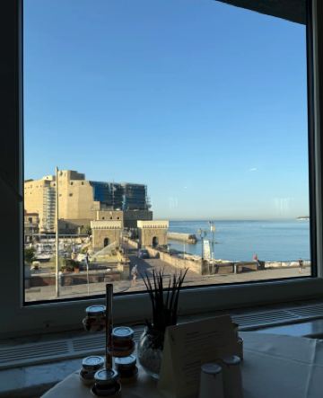 維蘇威大飯店：海灣邊的歷史與奢華