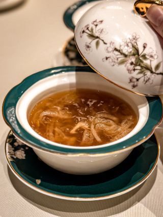 A hidden gem at the Regal Hotel! The impressive 8-course shark fin set meal for $888 is here!