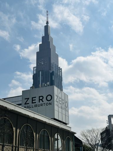 ニューヨークのエンパイア・ステート・ビルに似た外観と巨大な時計盤で