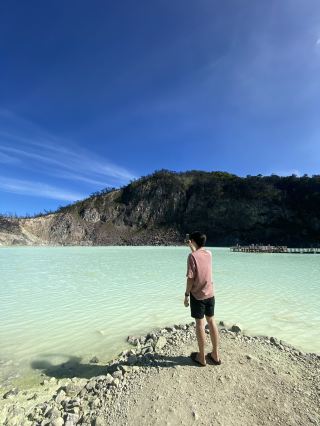 在白色火山口的霧中療癒 
