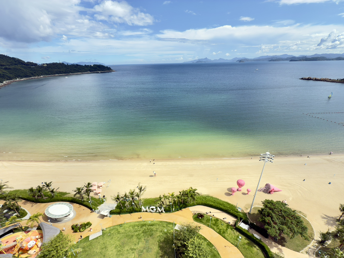 Shenzhen Xiaomeisha dapat mewujudkan semua impian Anda tentang sinar matahari, pantai, alam, dan kebersamaan keluarga. Baik siang maupun malam, pantainya sangat fotogenik, serta tersedia berbagai taman ekologi bertema, taman pesisir, dan dunia laut yang sangat cocok untuk tempat bersantai dan bersenang-senang bersama keluarga atau teman.。