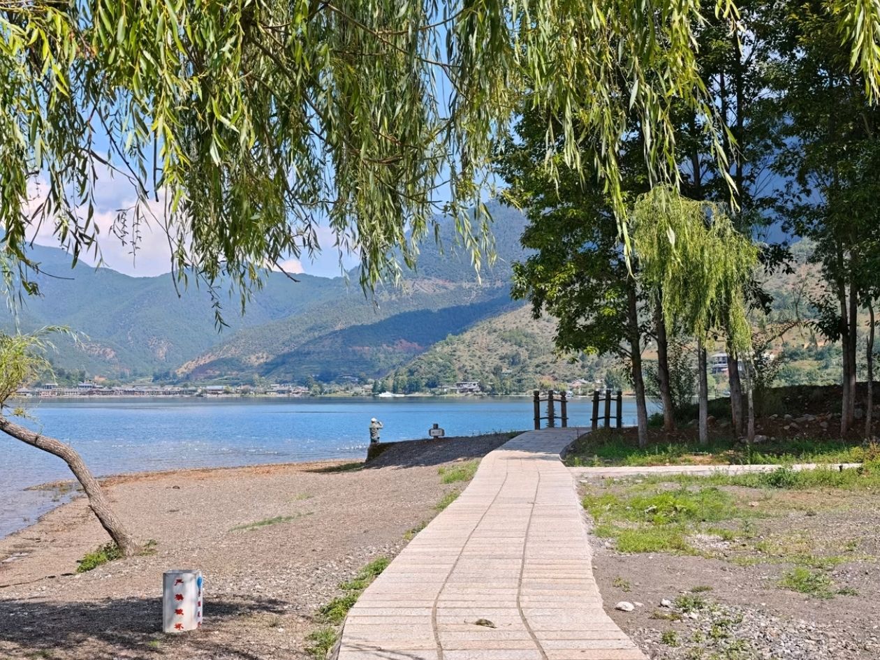 Tourist trap in Lugu Lake 