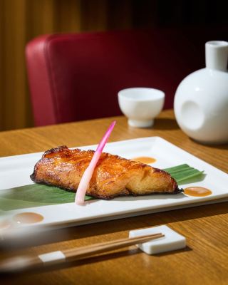 최고급 모던 일식의 끝판왕! 홍콩 리젠트 호텔로 귀환한 NOBU 블랙 트러플 은대구 사이쿄야키 × 환상적인 빅토리아 하버 뷰 .
