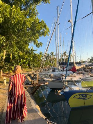 The Boatshed Vuda Marina — มื้อเย็นริมท่าเรือ กับพระอาทิตย์ตกที่ฟิจิ 🌅⛵

ช่วงเย็นที่ The Boatshed Restaurant ใน Vuda Marina เป็นช่วงเวลาที่บรรยากาศเปลี่ยนไปอย่างช้า ๆ จากท่าเรือที่เต็มไปด้วยเรือใบ กลายเป็นฉากพระอาทิตย์ตกที่อบอุ่นขึ้นเรื่อย ๆ

ที่นี่ตั้งอยู่เหนือบริเวณช่องทางของ Vuda Marina ทำให้มองเห็นเรือยอชต์เรียงรายอยู่บนผืนน้ำ และเปิดมุมมองออกไปทาง Nadi Bay และหมู่เกาะ Mamanuca ได้กว้าง โดยทาง Vuda Marina เองก็ระบุว่า Sunset Bar เป็นจุดชมพระอาทิตย์ตกพร้อมวิวแบบพาโนรามาเหนืออ่าวและหมู่เกาะ 

ช่วงที่พระอาทิตย์เริ่มต่ำลง แสงสีทองจะสะท้อนบนผิวน้ำระหว่างเรือแต่ละลำ เสากระโดงสูง ๆ กลายเป็นเส้นสายตัดกับท้องฟ้า ส่วนผืนน้ำใน marina กลับนิ่งจนเห็นเงาของเรืออย่างชัดเจน

สิ่งที่ชอบที่สุดคือความรู้สึกของสถานที่ — ไม่ได้เป็นวิวทะเลแบบชายหาด แต่เป็นวิวทะเลในบรรยากาศของเมืองท่าเรือเล็ก ๆ มีเรือใบ เรือยอชต์ ท่าไม้ และแสงเย็น ๆ ทำให้ภาพดูมีเรื่องราวมากขึ้น

ถ้าอยากนั่งกินอาหารไปพร้อมกับชมวิว ที่นี่คือ The Boatshed Restaurant & Sunset Bar ซึ่งเปิดทุกวัน และมีทั้งอาหารจานหลัก พาสต้า พิซซ่า เบอร์เกอร์ และเมนูต่าง ๆ โดยร้านระบุว่าเปิดประมาณ 10.00–22.00 น. 

📍 Vuda Marina, Vuda Point, Lautoka, Fiji
🌅 ไฮไลต์: Sunset • Yacht Marina • Nadi Bay • Mamanuca Islands
📸 ภาพถ่ายจากต้นฉบับที่ถ่ายด้วยตัวเอง

#VudaMarina #TheBoatshed #Fiji #FijiSunset #Lautoka