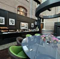現代建築のスタイルを融合させたConservatorium Hotel