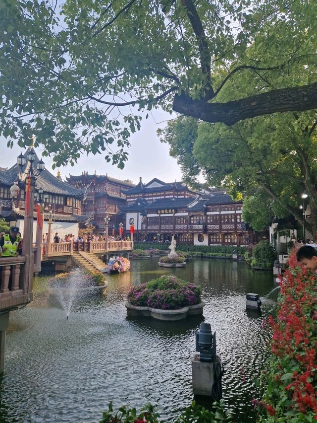 Have you experienced the calm of Yu Garden yet? 🌸🎐🎋