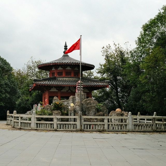 Climbing to Tranquility – The Stairway to Yushan’s Taoist Temple 🏯✨