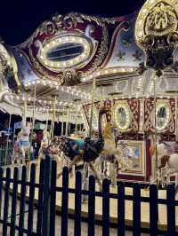 The scent of roasted chestnuts and gingerbread fills Hyde Park Winter Wonderland! 🌰🍪
