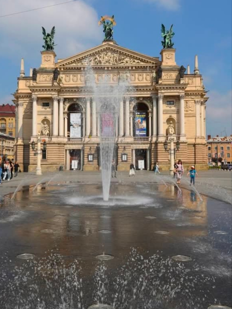 Lviv’s Opera House: Glam, Grandeur & Insta-Worthy Vibes 🎭✨
