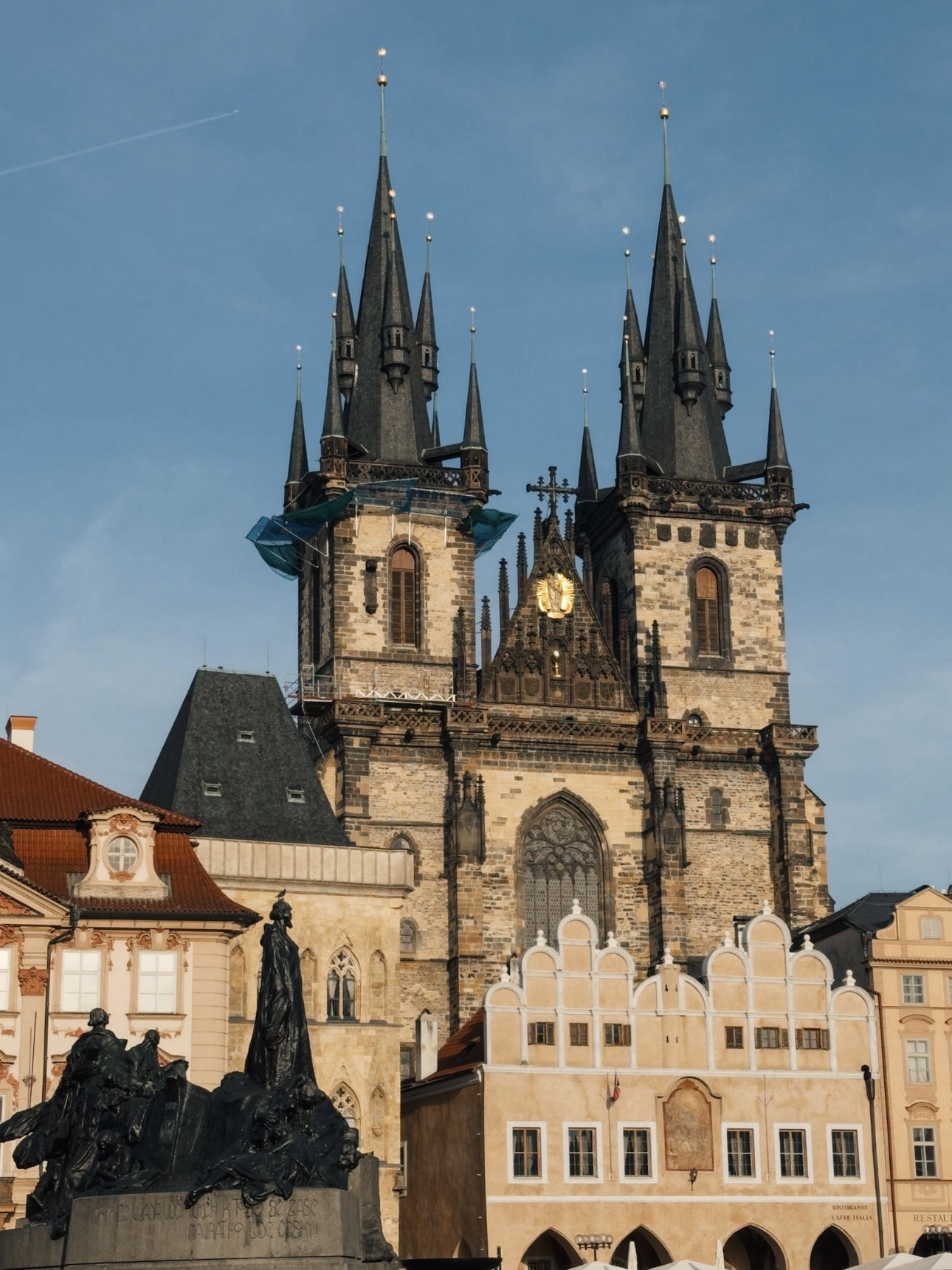 ภาพร่างในเทพนิยายแห่งจัตุรัสเมืองเก่า: โบสถ์ทิน (Týn Church)