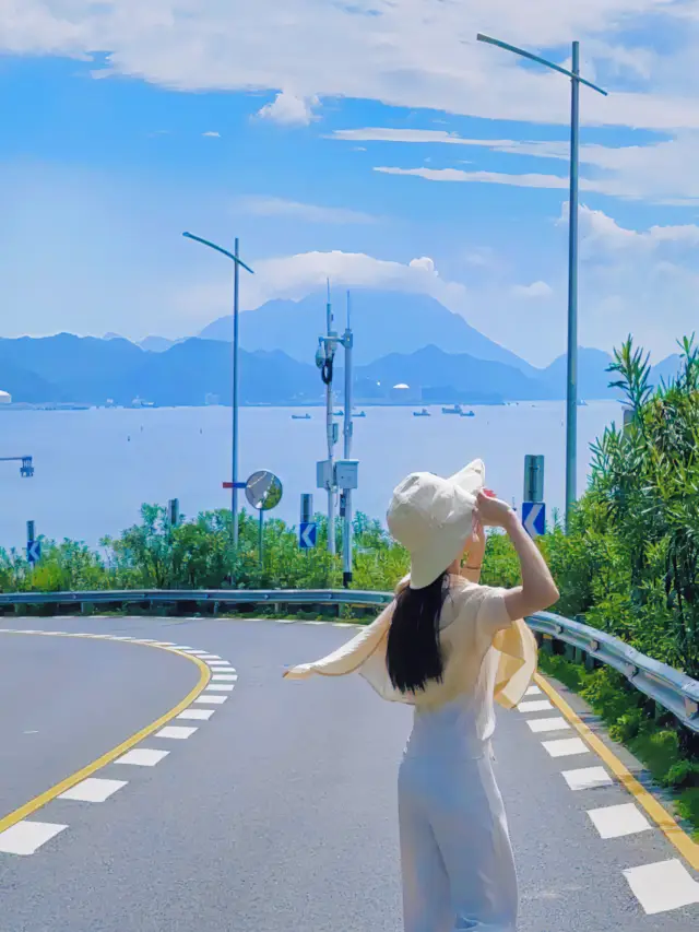 The romantic Shenzhen's most beautiful coastal road leading to the blue sea