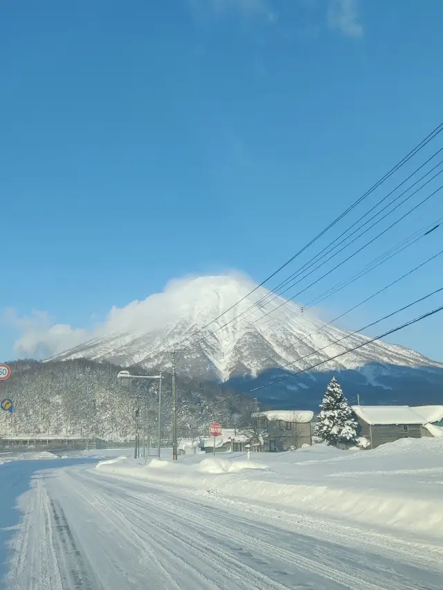 On the third day in Hokkaido, I encountered a heavy snowstorm and almost didn't make it