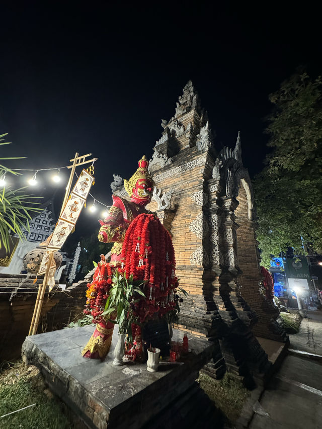 夜遊清邁古城-金葉樹與白象-遊客少燈火燦的羅摩利寺