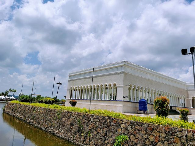 奧馬爾阿里賽義夫丁清真寺