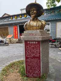 在廣西防城港北侖河大橋下面矗立著一座百年界碑，就是光緒年間設立的欽州5號界碑