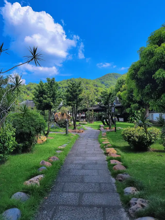 Zhongshan Zhan Garden, the largest private garden in Lingnan, feels like it has arrived in the Jiangnan region