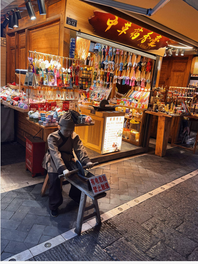 出來旅遊當然要逛逛當地夜市｜雲南官渡古鎮