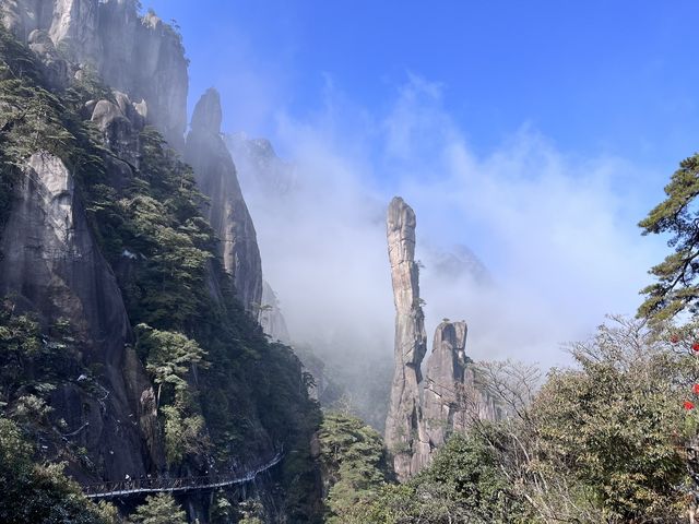 駕駛在蜿蜒山路上，前方就是三清山！