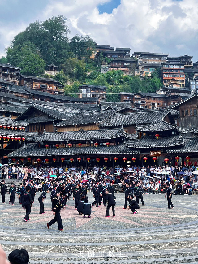 夜幕降臨，苗家寨子燈火通明